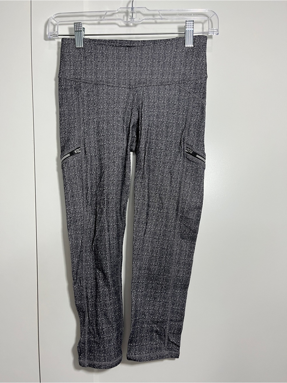 Athleta Size XS Grey Black Static Drifter Capri Leggings